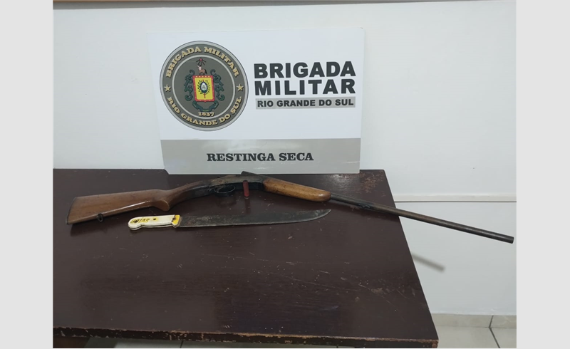 Brigada Militar atende ocorrência de ameaça e briga entre dois irmãos e apreende armas.
