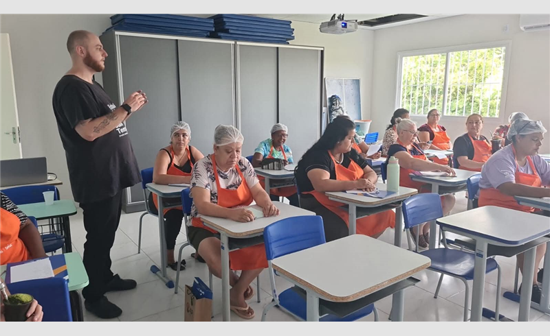 CRAS promove etapa teórica de curso profissionalizante em confeitaria e panificação