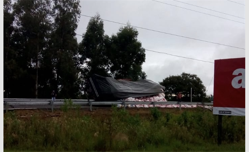 Carreta tomba no trevo de Santuário 