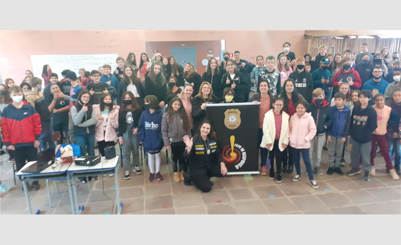 Programa Papo de Responsa da Polícia Civil é realizado com os alunos da Escola Francisco Manoel