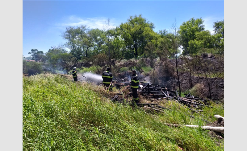 Bombeiros de Restinga Sêca controlam incêndio em vegetação
