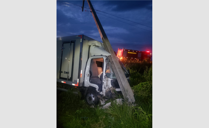Caminhão bate em poste na RSC-287 em Santuário