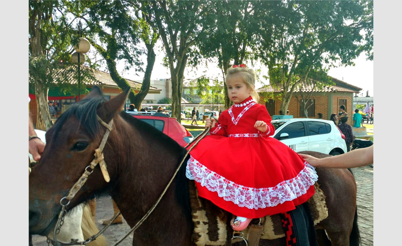 A pequena Linda Silveira Cantarelli é destaque no desfile de 20 de setembro