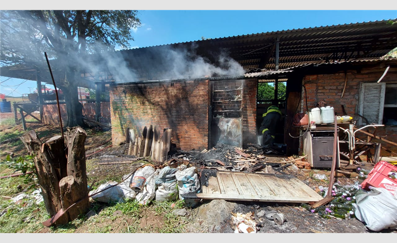 Incêndio em residência na localidade de Santa Lúcia interior de Restinga Sêca
