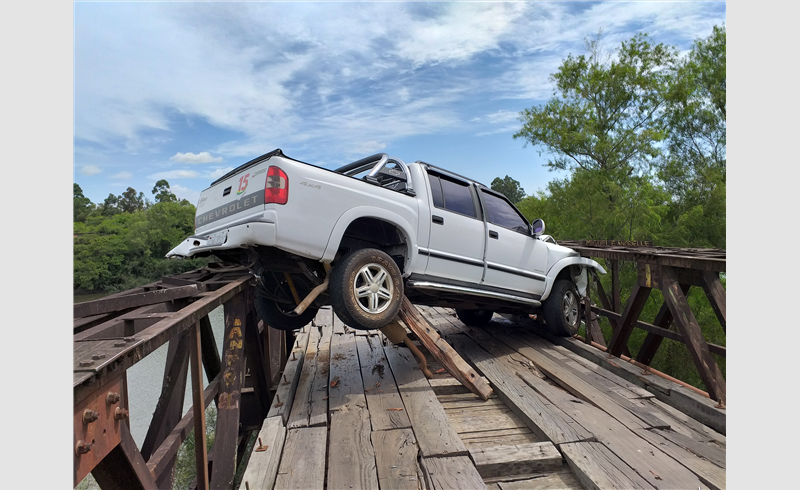 Camionete fica presa na ponte das Tunas