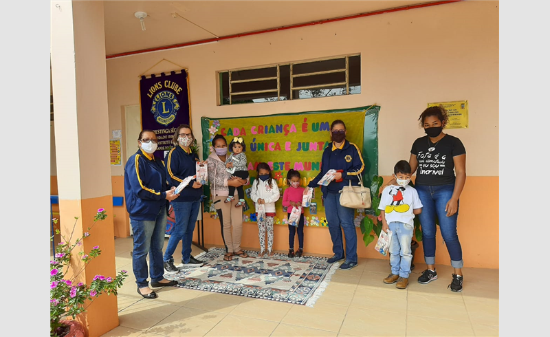 Lions de Restinga Sêca entregou kits de saúde bucal para alunos de duas escolas do município
