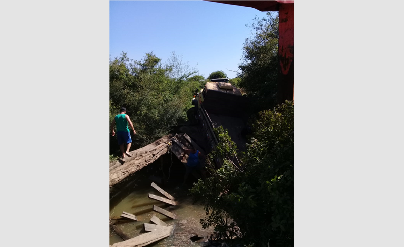 Caminhão cai de ponte em Restinga Sêca
